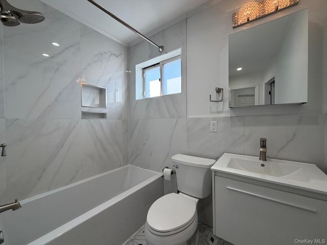 1 Munro Boulevard 1 F, Valley Stream, NY 11581