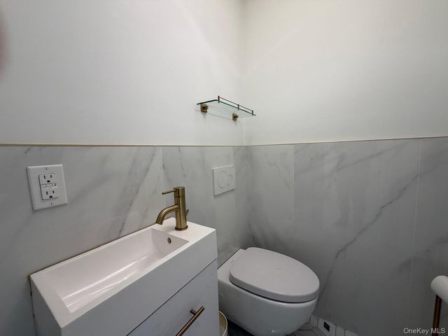 1 Munro Boulevard 1 F, Valley Stream, NY 11581