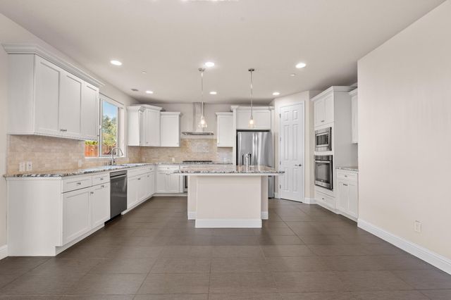 1805 E Bella Rosa Avenue, Fresno, CA 93730