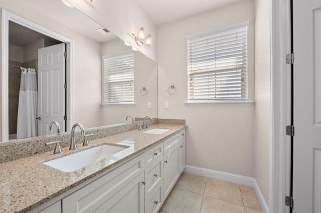 1805 E Bella Rosa Avenue, Fresno, CA 93730