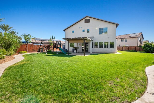 1805 E Bella Rosa Avenue, Fresno, CA 93730
