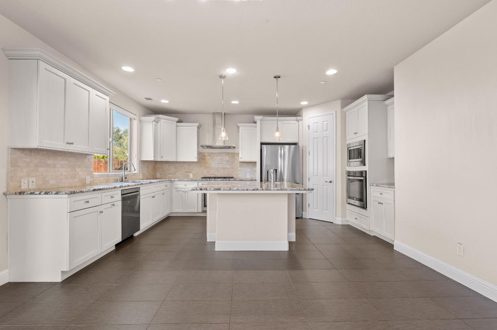 Image 11 of property listing at 1805 E Bella Rosa Avenue, Fresno, CA 93730