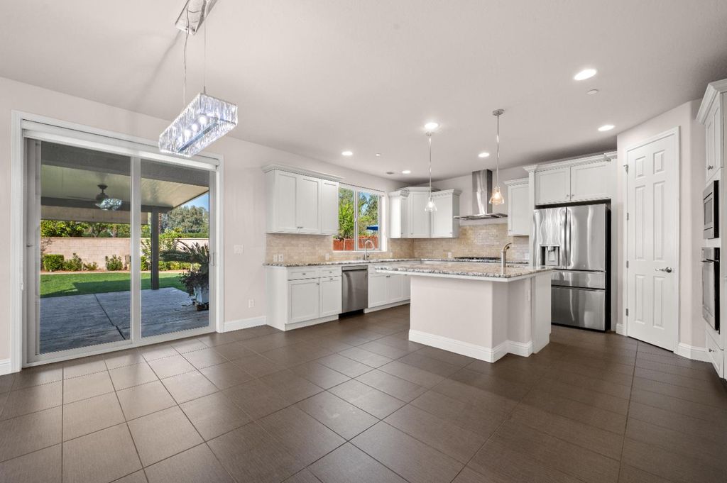 Image 12 of property listing at 1805 E Bella Rosa Avenue, Fresno, CA 93730