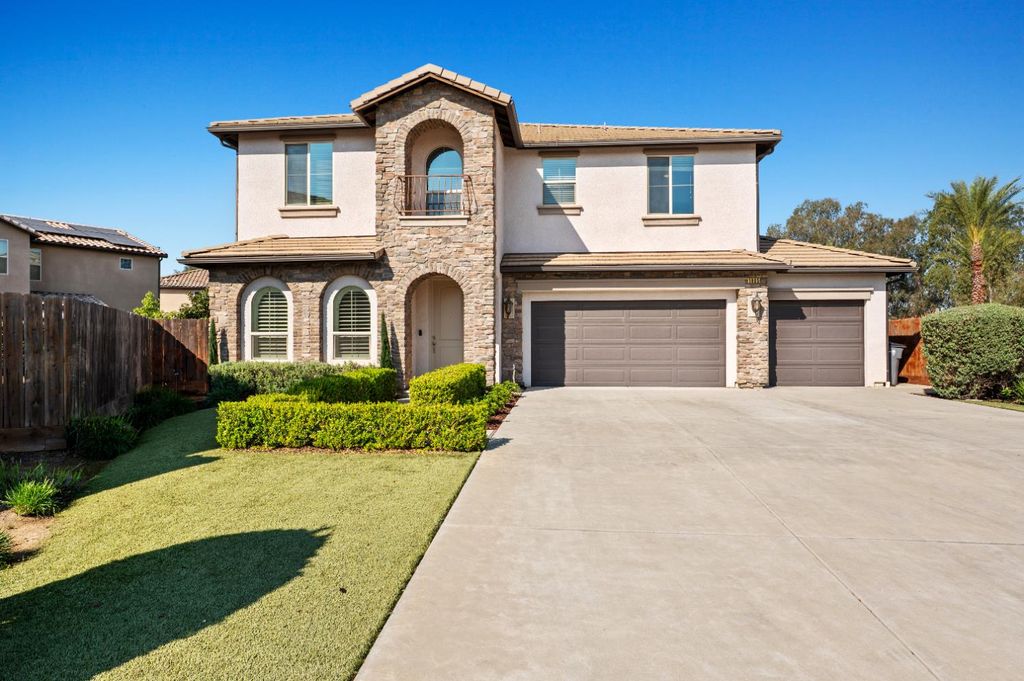 Image 2 of property listing at 1805 E Bella Rosa Avenue, Fresno, CA 93730