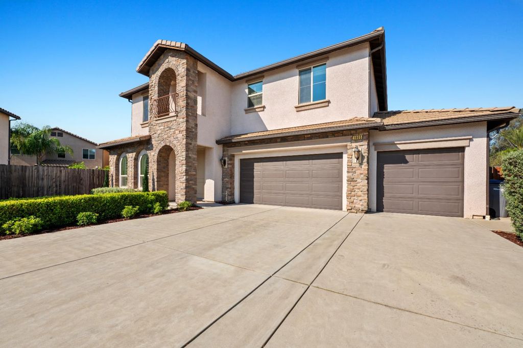 Image 3 of property listing at 1805 E Bella Rosa Avenue, Fresno, CA 93730