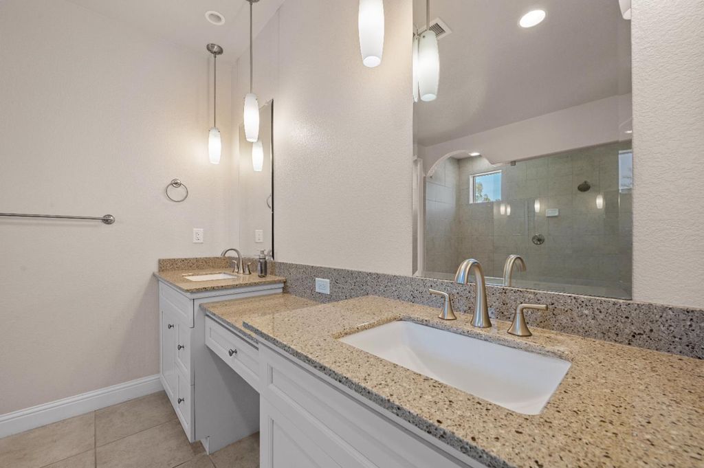 Image 31 of property listing at 1805 E Bella Rosa Avenue, Fresno, CA 93730