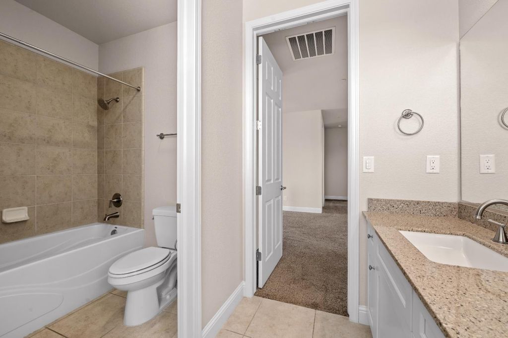 Image 33 of property listing at 1805 E Bella Rosa Avenue, Fresno, CA 93730