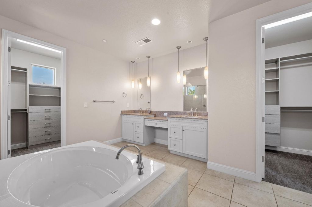 Image 36 of property listing at 1805 E Bella Rosa Avenue, Fresno, CA 93730