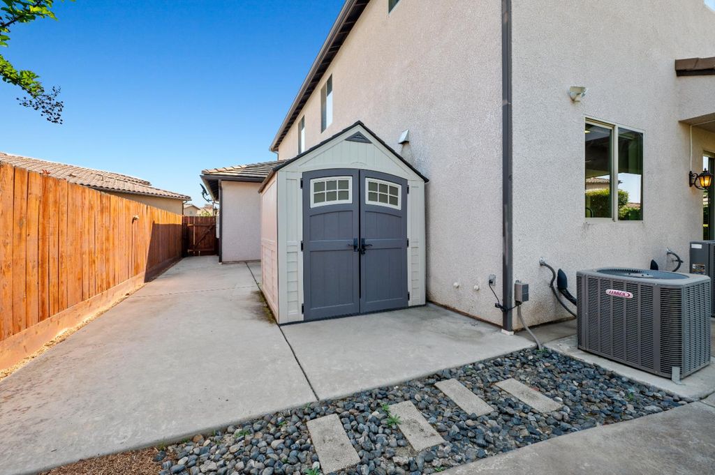 Image 41 of property listing at 1805 E Bella Rosa Avenue, Fresno, CA 93730