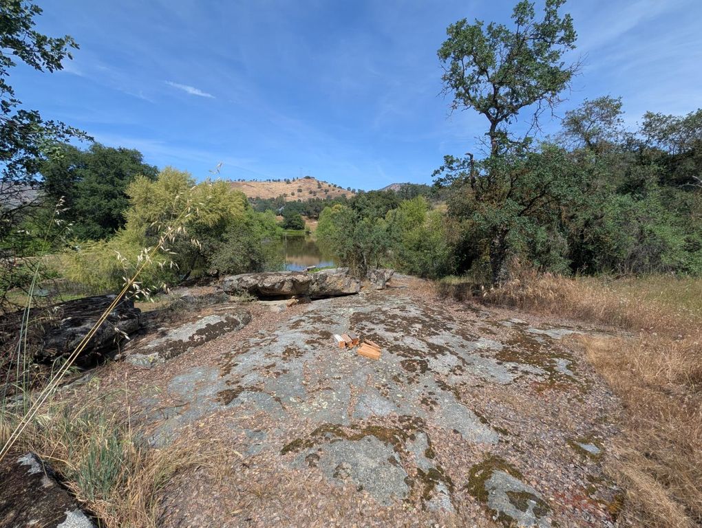 Image 5 of property listing at 660 Willowood Lane, Yokuts Valley, CA 93675