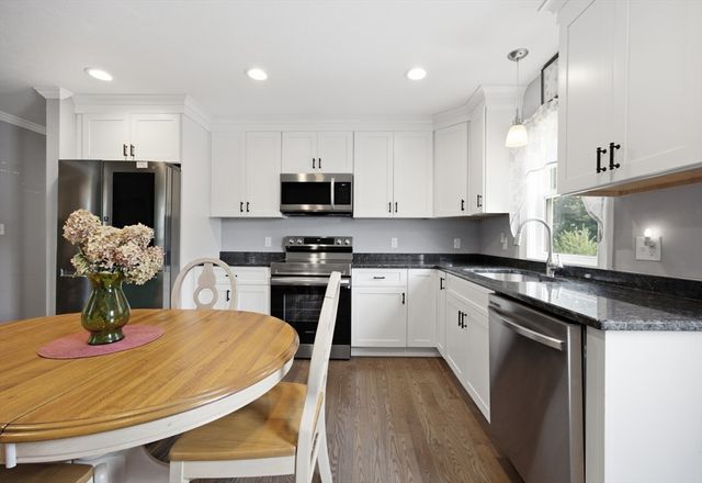 25 Riverside Dr. 25, Lakeville, MA 02347