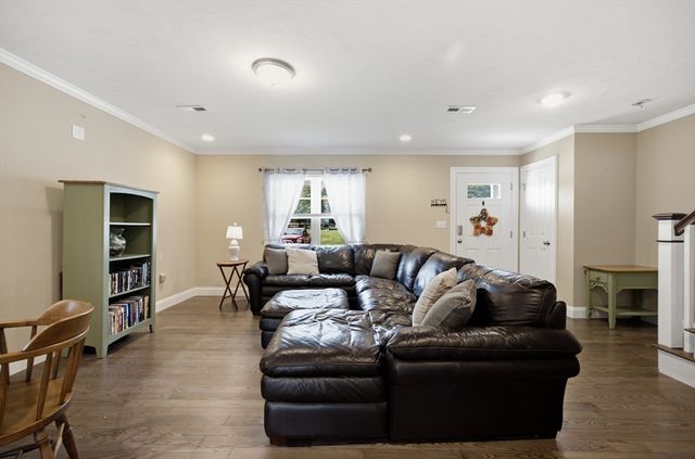 25 Riverside Dr. 25, Lakeville, MA 02347