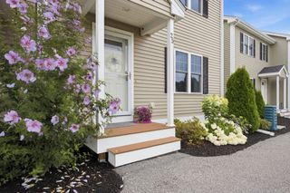 25 Riverside Dr. 25, Lakeville, MA 02347