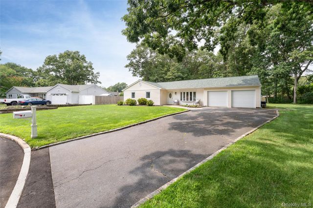 4 Shelley Court, Middle Island, NY 11953