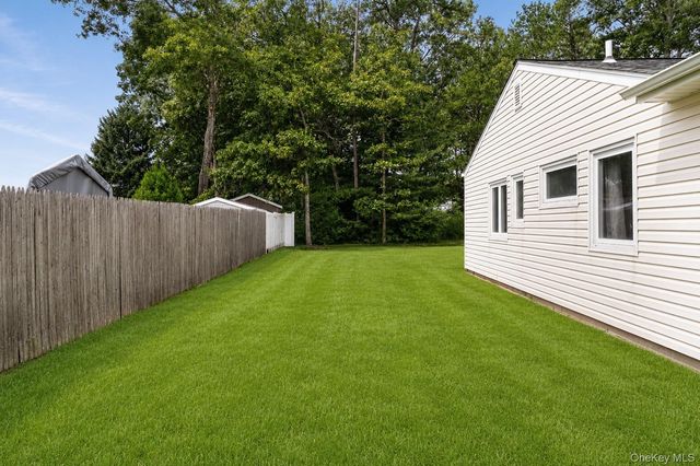 4 Shelley Court, Middle Island, NY 11953