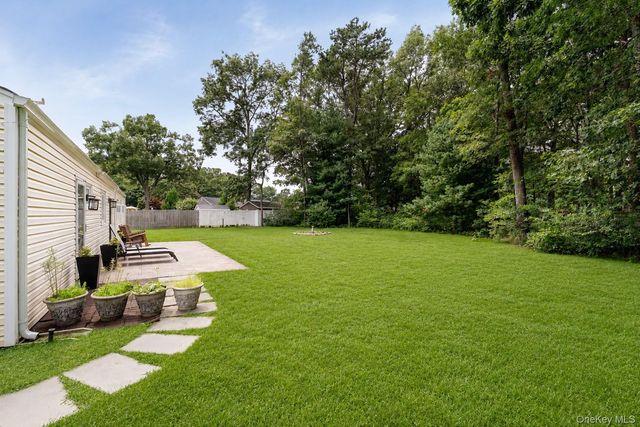 4 Shelley Court, Middle Island, NY 11953