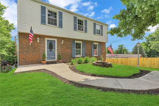 202 Windy Hill Dr, Moon/crescent Twp, PA 15108