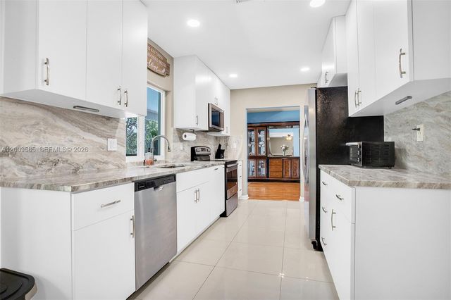 7481 NW 11th Pl, Plantation, FL 33313