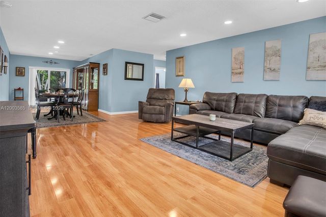 7481 NW 11th Pl, Plantation, FL 33313