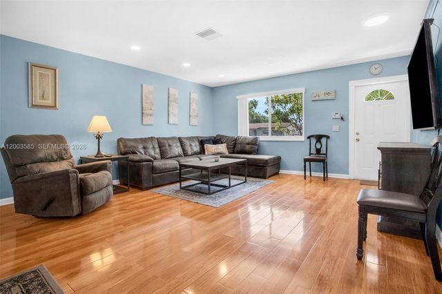 7481 NW 11th Pl, Plantation, FL 33313