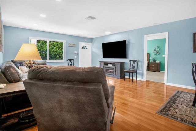 7481 NW 11th Pl, Plantation, FL 33313