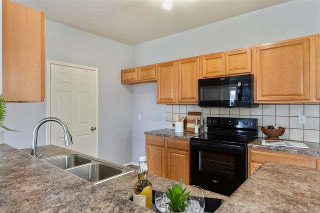 102 Anderson ST, Hutto, TX 78634