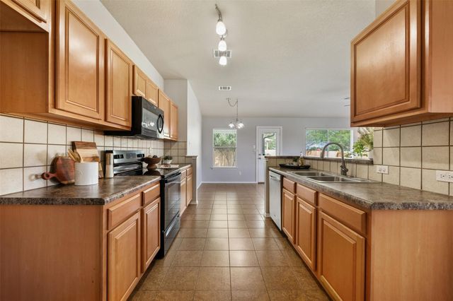 102 Anderson ST, Hutto, TX 78634