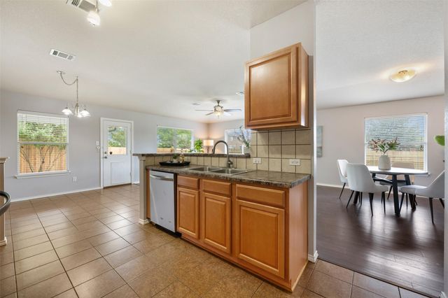 102 Anderson ST, Hutto, TX 78634