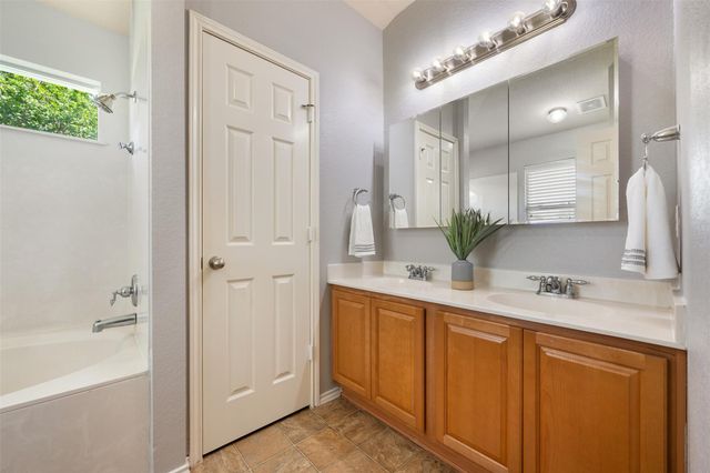 102 Anderson ST, Hutto, TX 78634