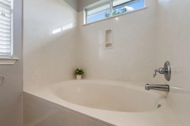 102 Anderson ST, Hutto, TX 78634