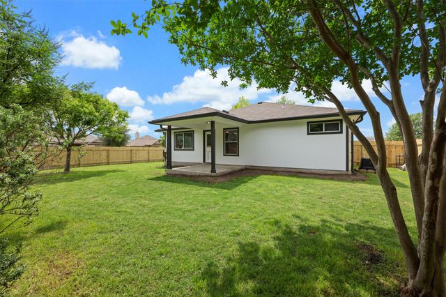 102 Anderson ST, Hutto, TX 78634