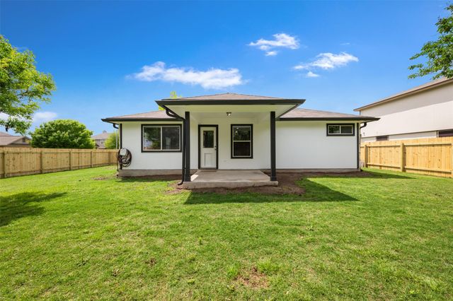 102 Anderson ST, Hutto, TX 78634