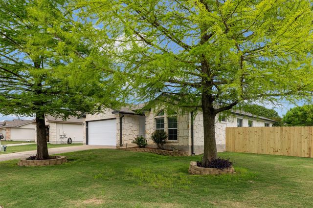 102 Anderson ST, Hutto, TX 78634