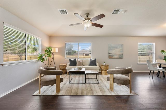 102 Anderson ST, Hutto, TX 78634