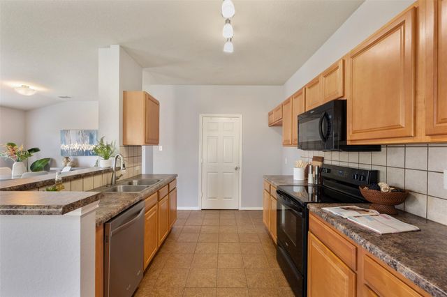 102 Anderson ST, Hutto, TX 78634