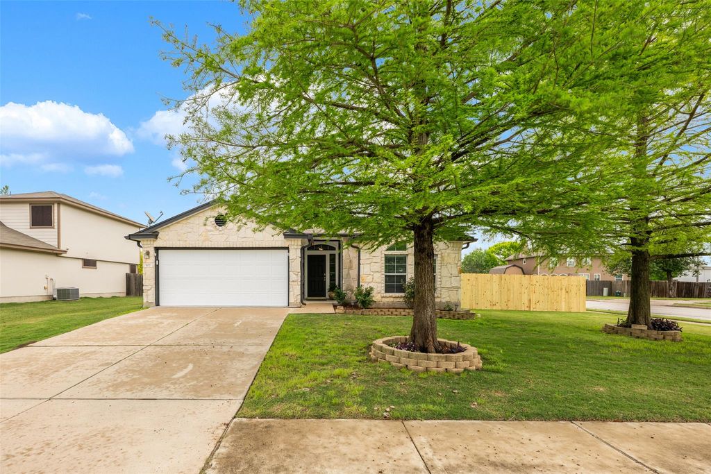 102 Anderson ST, Hutto, TX 78634