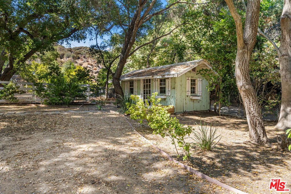 Image 15 of property listing at 730 Crater Camp Drive, Calabasas, CA 91302