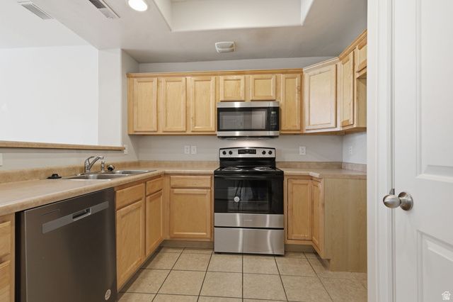 10646 S CAVE RUN LN, South Jordan, UT 84009