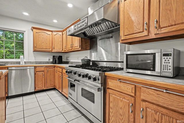 2166 Willow Creek Drive, Mishawaka, IN 46545