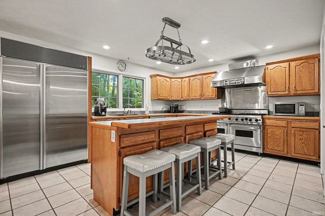 2166 Willow Creek Drive, Mishawaka, IN 46545