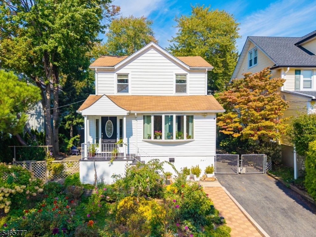 241 Roosevelt St, Teaneck Twp., NJ 07666 — exterior