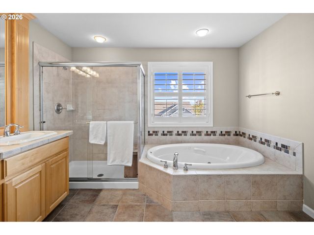 4735 AMHERST Ct, Lake Oswego, OR 97035