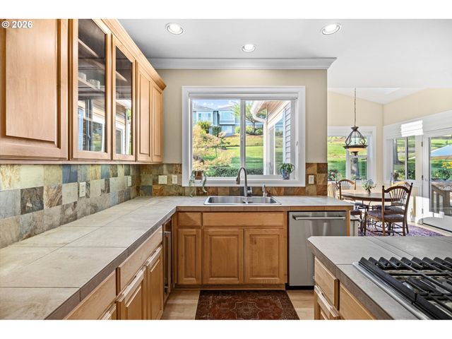 4735 AMHERST Ct, Lake Oswego, OR 97035