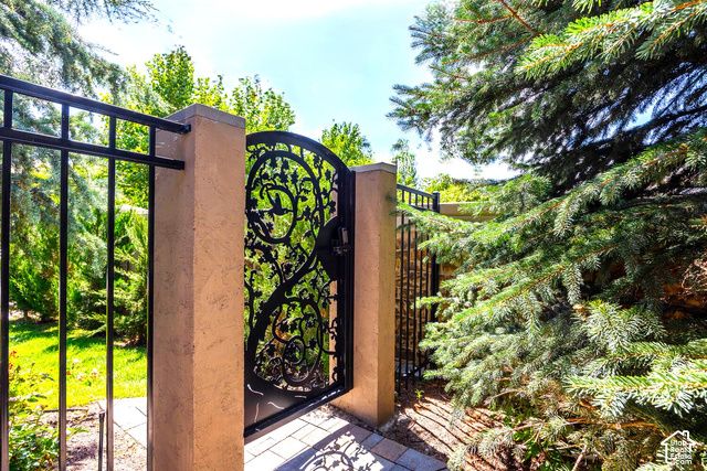 7256 S MILNE GARDEN CIR, Cottonwood Heights, UT 84047