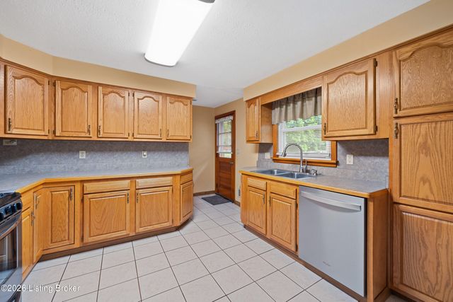 5705 Maryman Rd, Louisville, KY 40258
