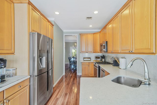 115 Willow Wood Drive, Oakdale, NY 11769