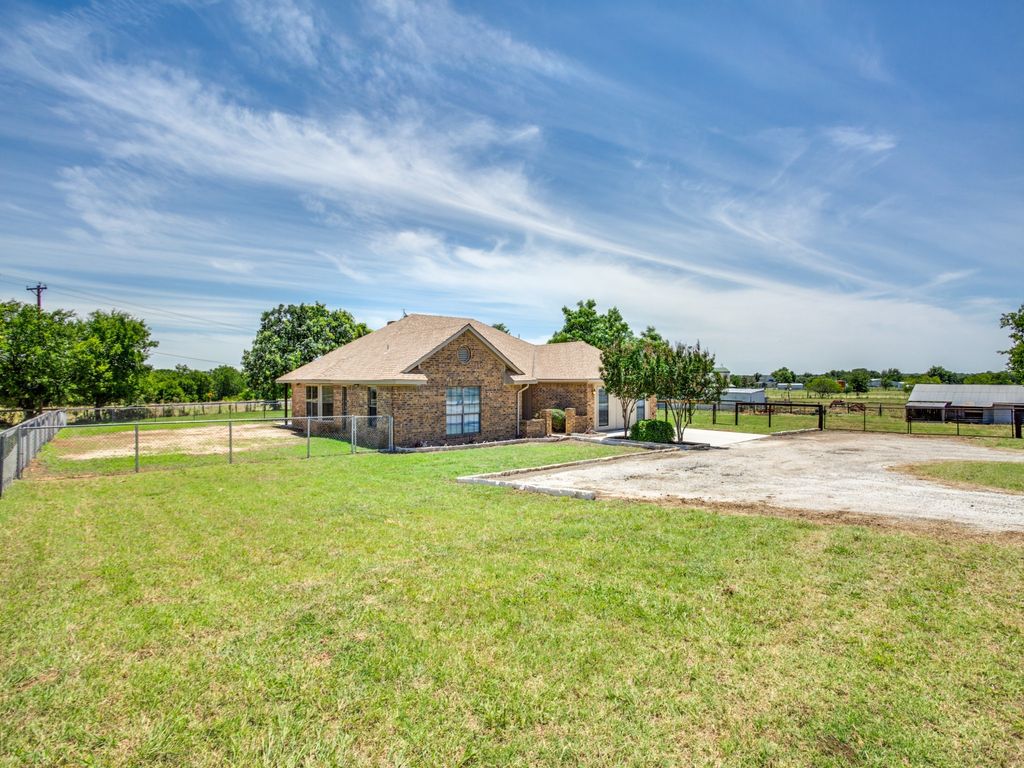 2209 Strader Road, Justin, TX 76247 — photo 2