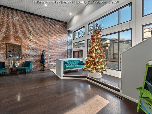 16 Capitol Street, Charleston, WV 25301