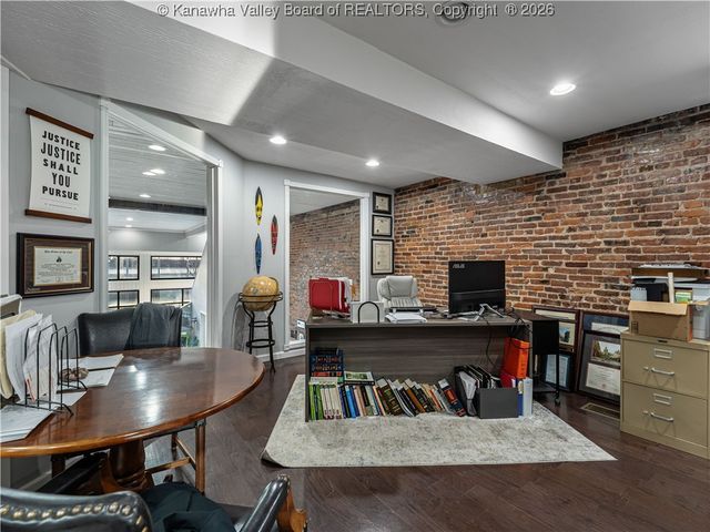 16 Capitol Street, Charleston, WV 25301
