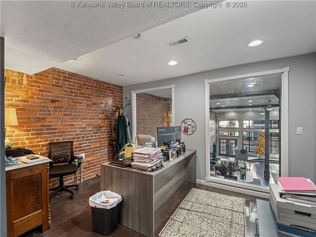16 Capitol Street, Charleston, WV 25301